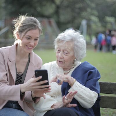 Senioren und Handy