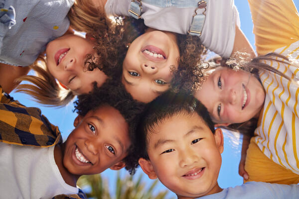 Fröhliche Kinder Titelbild Flyer Sprachförderung für Kinder bis sechs Jahre